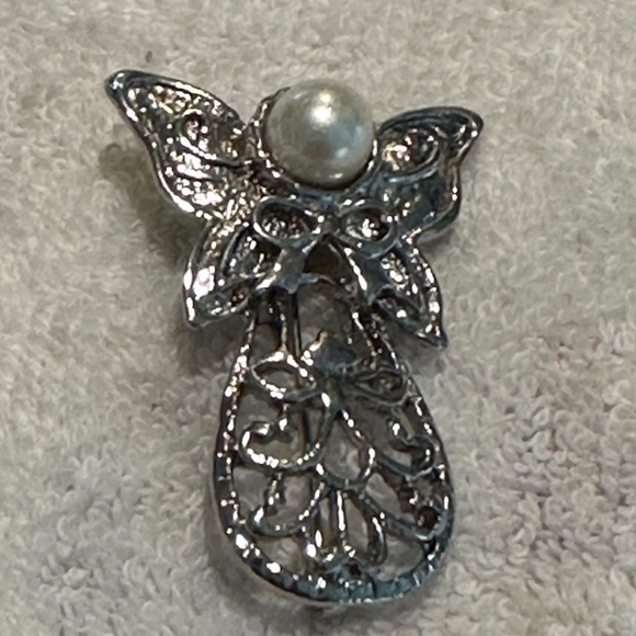 Vintage Angel Brooch Pin Silver Tone with Swirly Pattern and Butterfly Wings - Picture 2 of 3